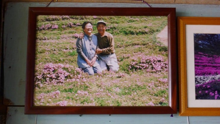 Retrato de una pareja en Japón en el jardín de su casa 