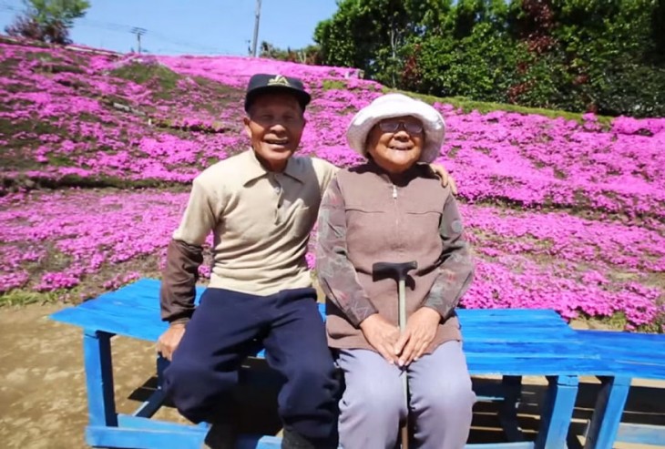 Sr. y Sra. Kuroki una pareja japonesa que tiene un hermoso jardín en casa 