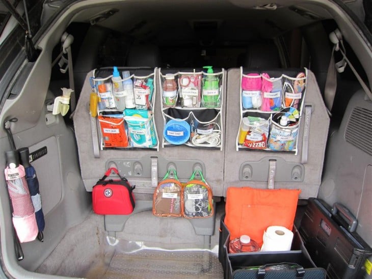 Organizadores de zapatos en el asiento trasero de un coche 