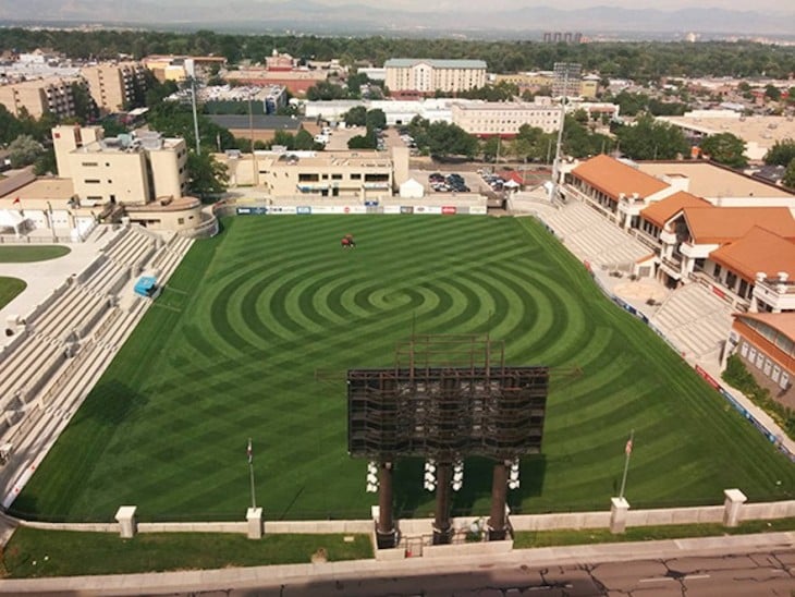 campo con un diseño perfectamente circular 