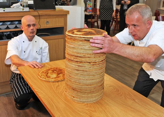 hombre acomodando tortillas de harina perfectamente redondas 