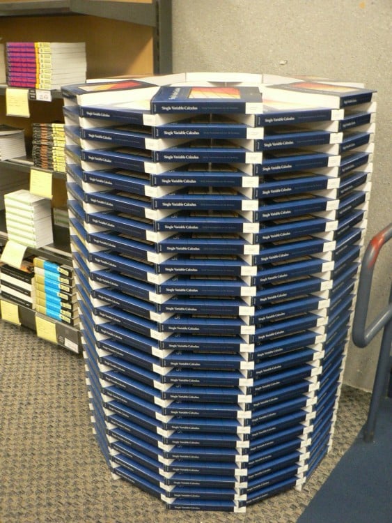 libros de una biblioteca acomodados formando un círculo 