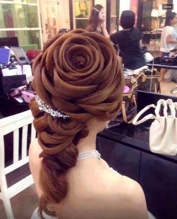peinado de una rosa perfecto en el cabello de una chica 