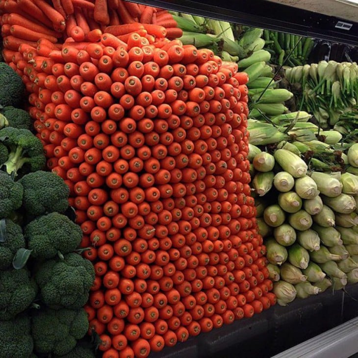 zanahorias perfectamente apiladas en un estante de un centro comercial 