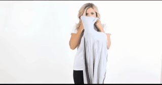 gif que muestra como una bufanda se convierte en almohada 