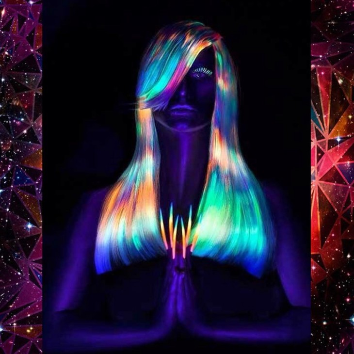 Modelo que muestra el cabello multicolor que brilla en la oscuridad 
