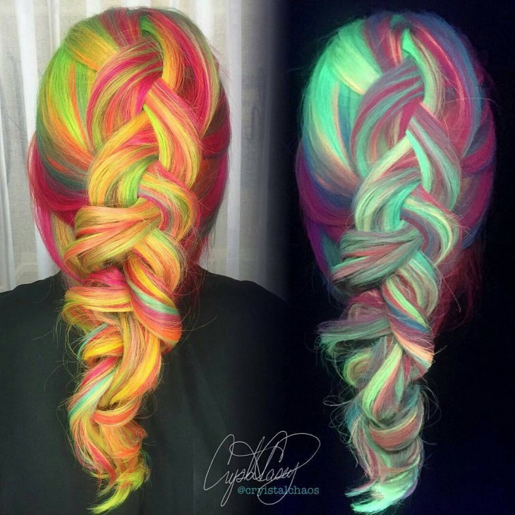 contraste de día y de noche que tiene el cabello multicolor que brilla en la oscuridad 