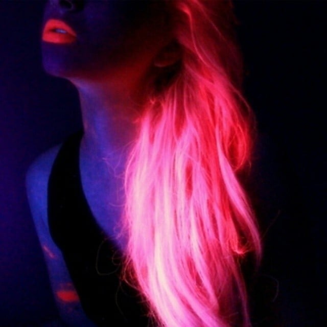cabello rosa de una chica que brilla en la oscuridad 
