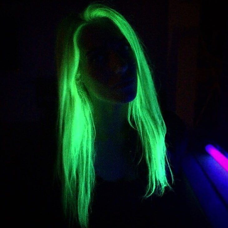 cabello verde que brilla en la oscuridad 
