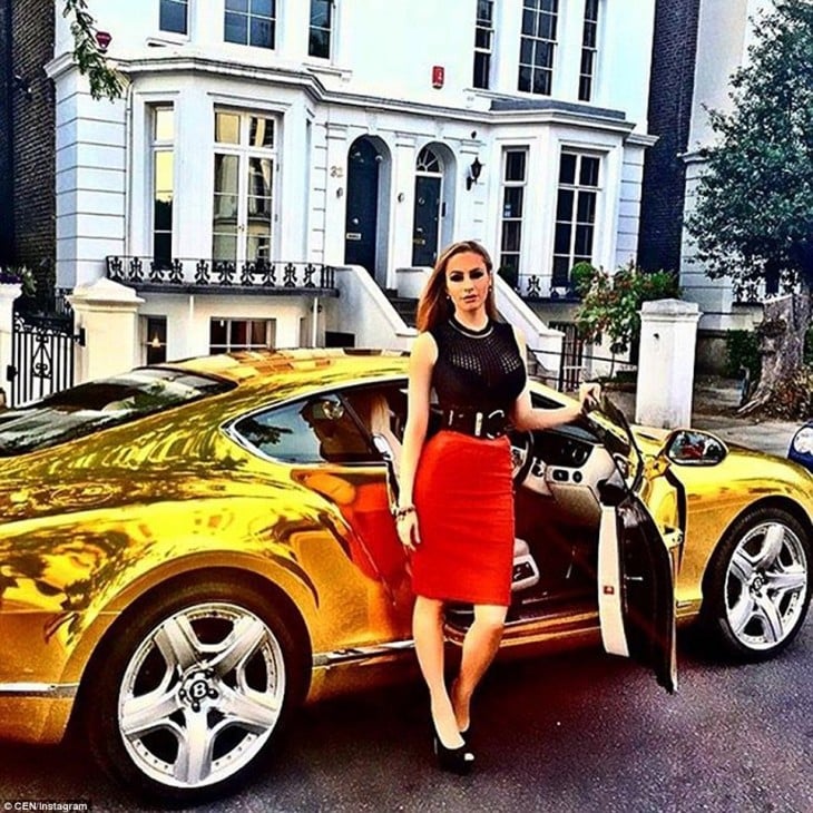 Fotografía de una mujer sobre un coche lujosos dentro de la cuenta de instagram 'Los niños ricos de Londres'