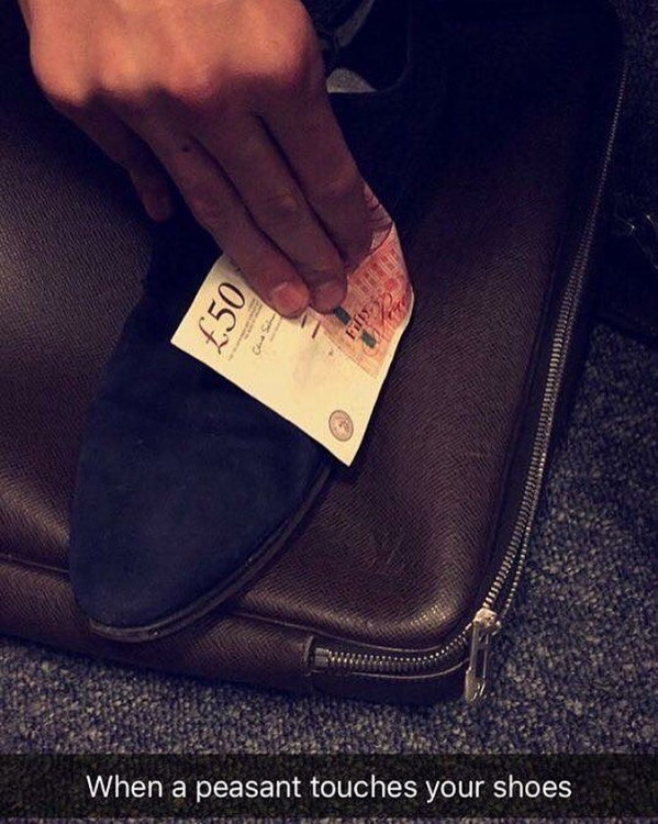 Fotografía de snapchat de un chico limpiando su zapato con un billete de 50 libras 