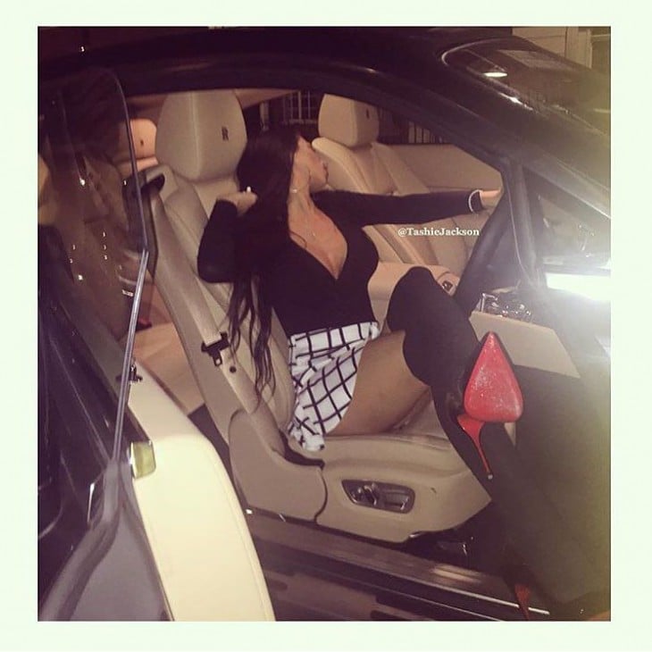 fotografía de la cuenta de instagram los niños ricos de londres donde una chica esta arriba de un coche lujoso 