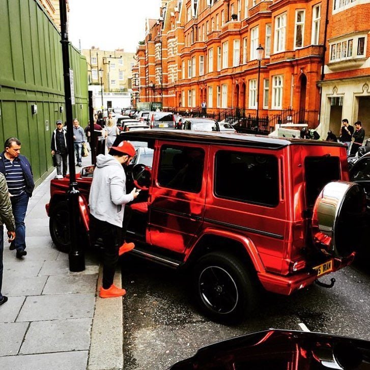 Fotografía de la cuenta de los niños ricos de Londres sobre una humer roja 