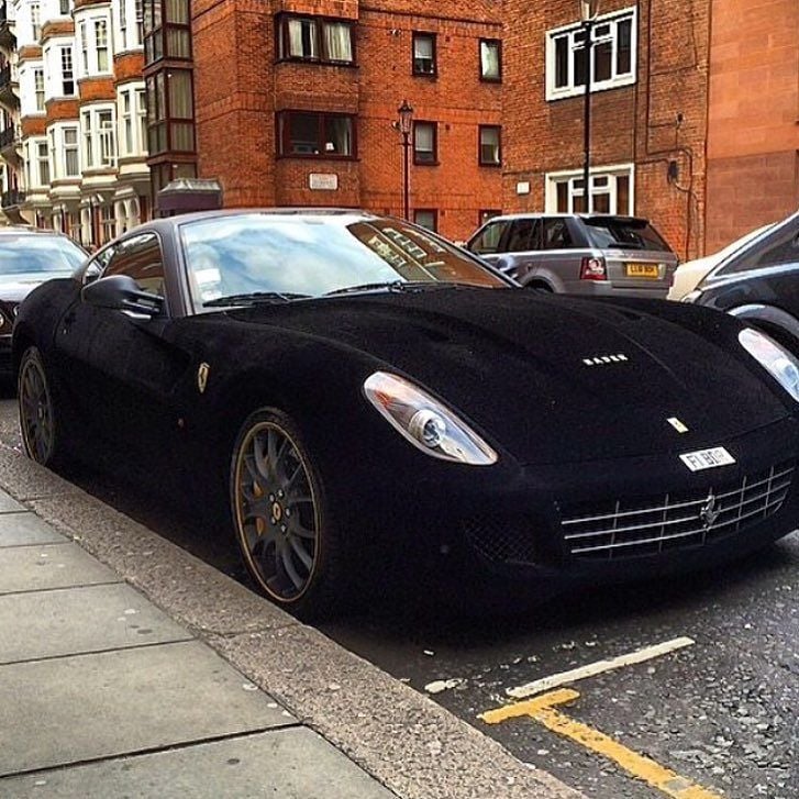 lujoso coche negro sobre una calle de Londres 