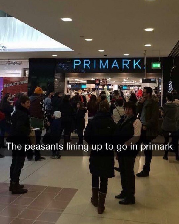 fotografía de snapchat de personas haciendo fila para la tienda Primark 