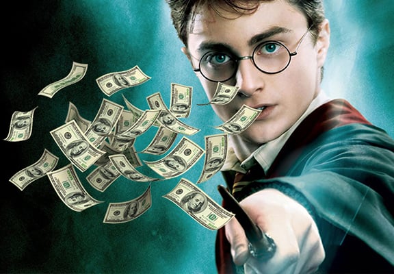 Harry potter lanzando dinero con su varita 