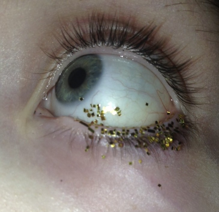 Ojo de una chica con brillantina dentro del ojo 