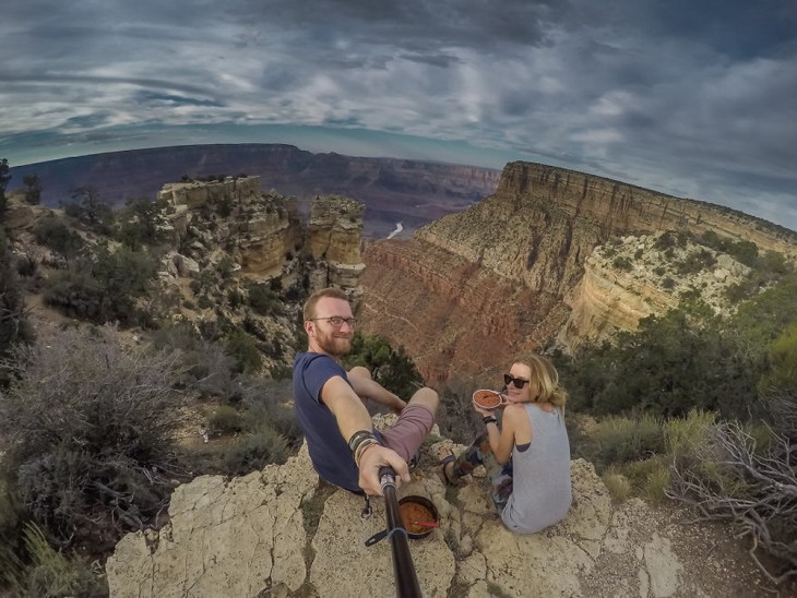 Selfie de una pareja de novios en el gran cañón 