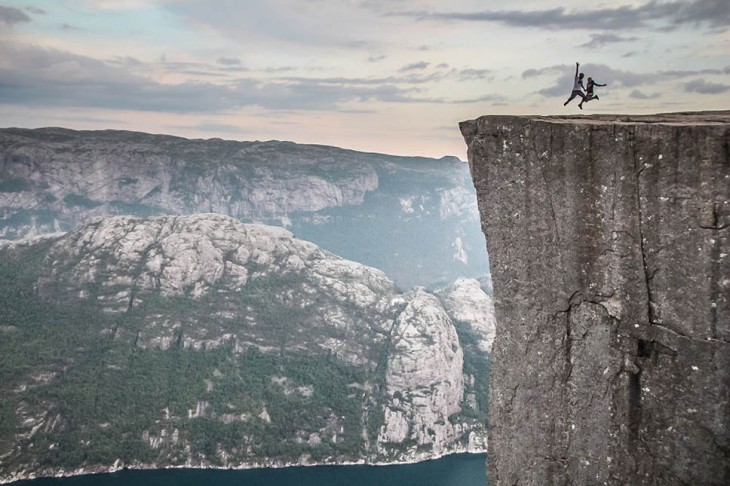dos personas sobre las enormes rocas en Noruega 