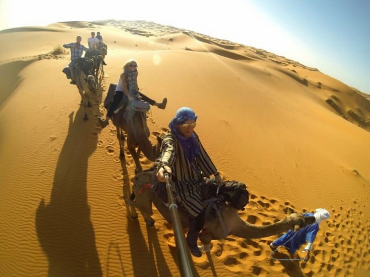Selfie de personas sobre camellos en el desierto de el Sáhara 