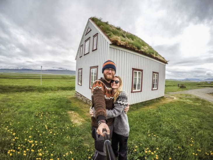 Selfie de la pareja de bloggers en una hermosa casa en Islandia 