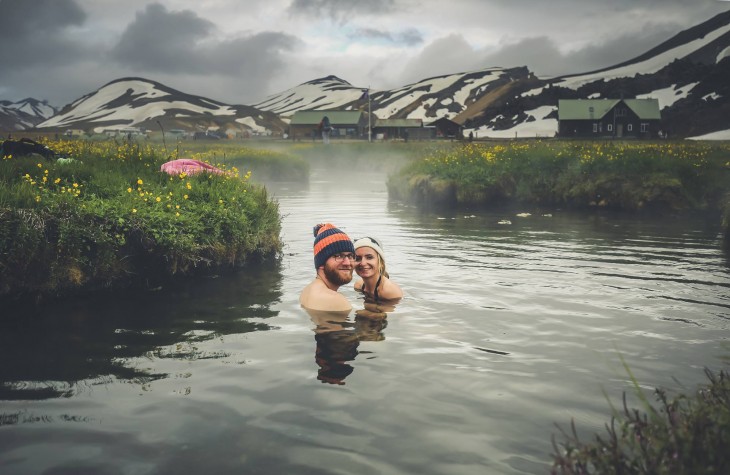 Pareja de novios dentro de las aguas termales en Islandia 