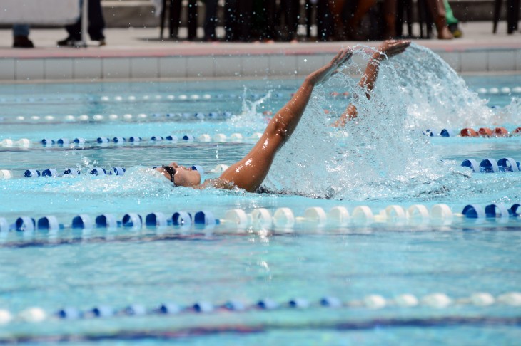 Fotografía de dos personas practicando Natación 