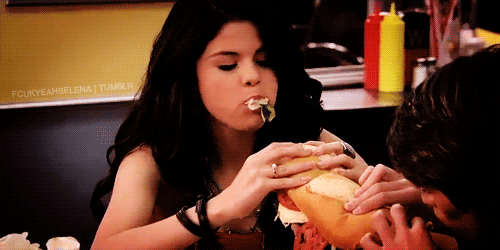 Gif de Selena Gomez comiendo 