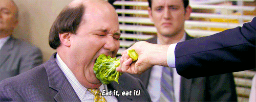 gif de un hombre comiendo coliflor 