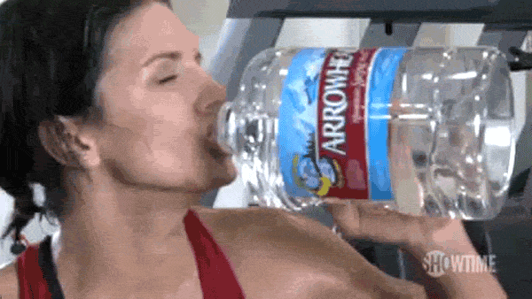 gif de una mujer tomando agua 