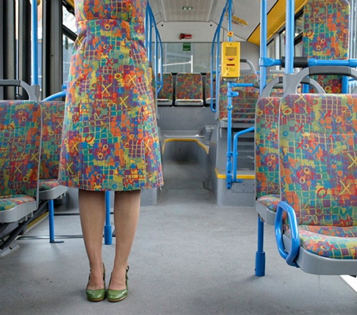 chica con un vestido similar a los asientos del transporte público 