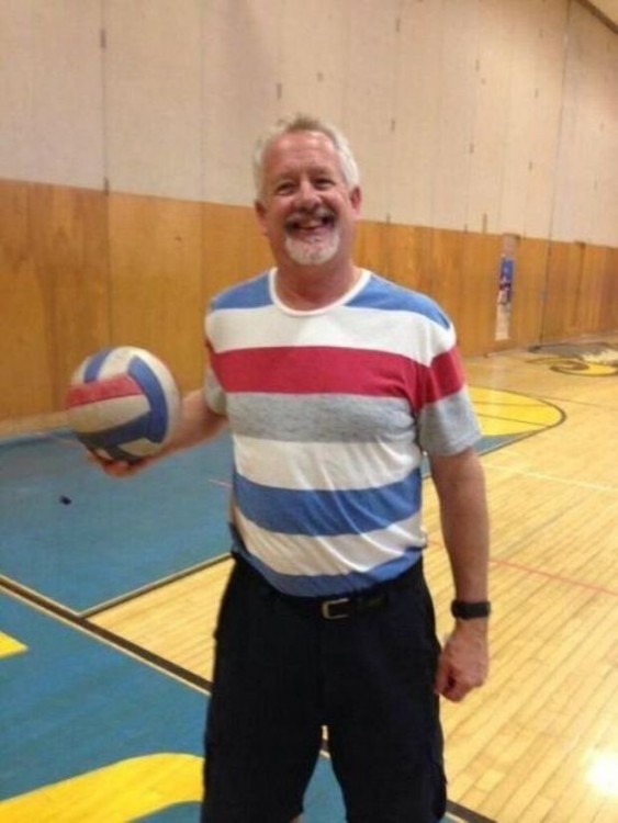 camisa de un hombre similar a los colores de un balón 