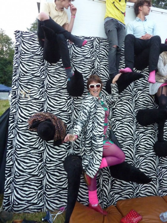 mujer con un saco de zebra combinada con una pared con diseño de zebra en blanco y negro 