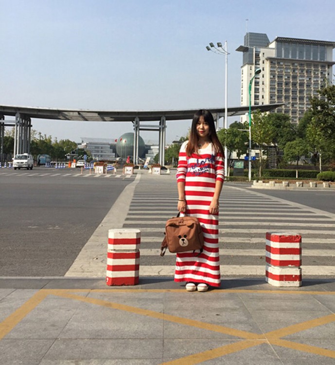 chica con un vestido similar al de dos señalamientos en la calle 