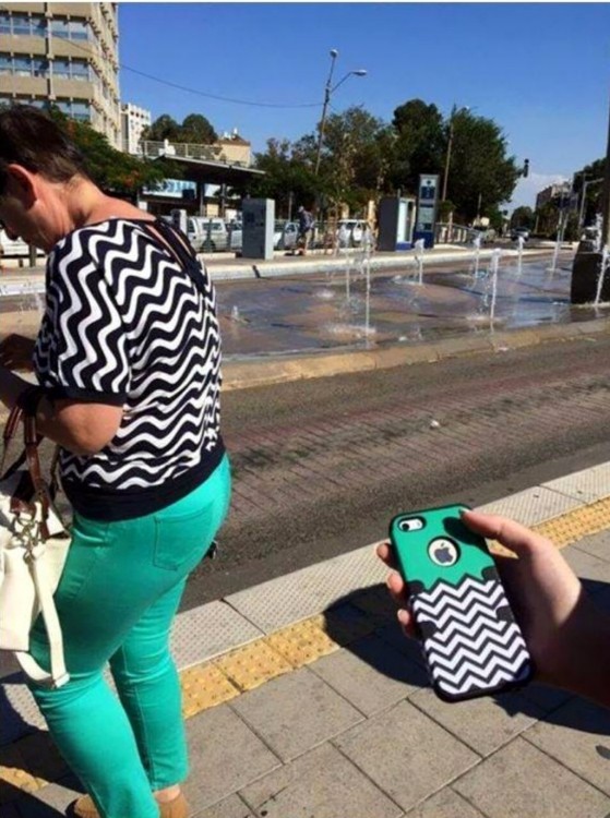 mujer en la calle vestida igual que la caratula de un celular 