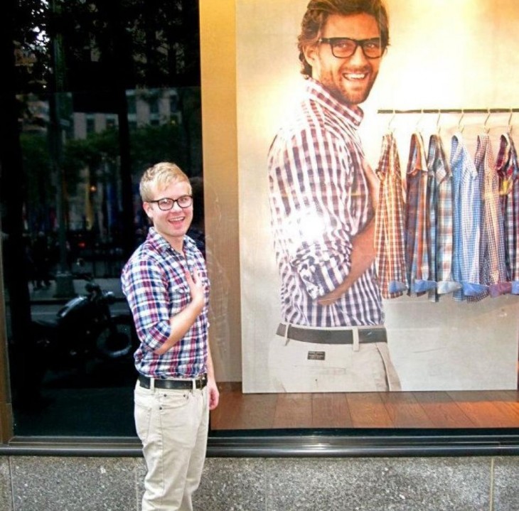 chico parado afuera de un centro comercial vestido igual que el modelo de la ropa 