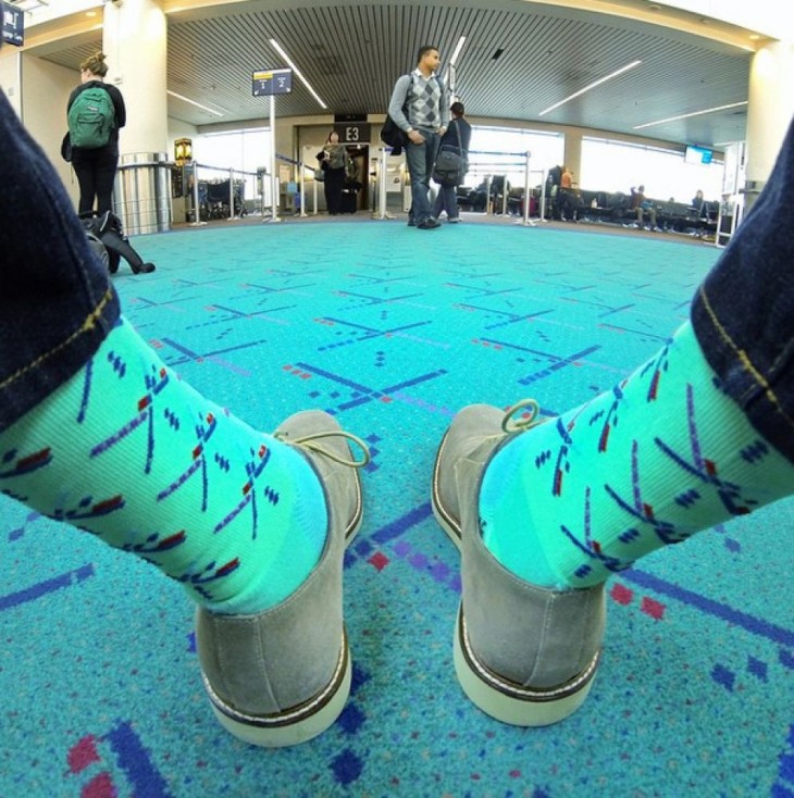 calcetines de un chico con el diseño igual al del piso de un aeropuerto 