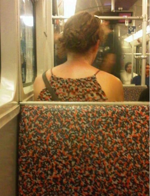 blusa de una chica que combina con el diseño de los asientos de un transporte público 