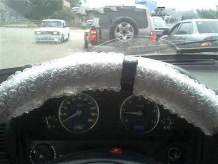 Volante de un carro envuelto con una bolsa 