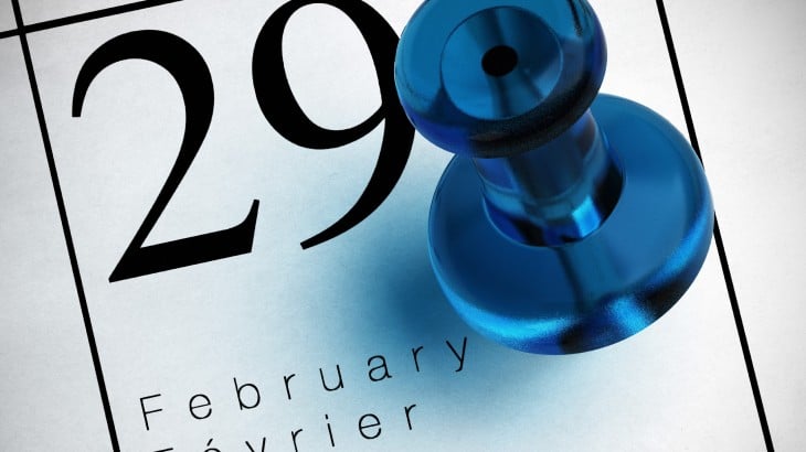 29 de Febrero en el calendario con una tachuela en color azul 