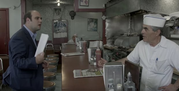 hombre proponiendo al dueño de un restaurante que le de comida gratis 