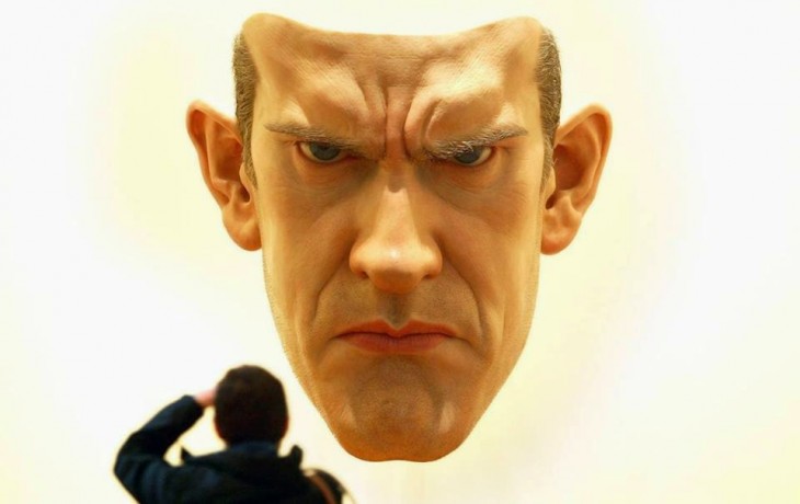 Escultura realista de Ron Mueck con la cara de un hombre 