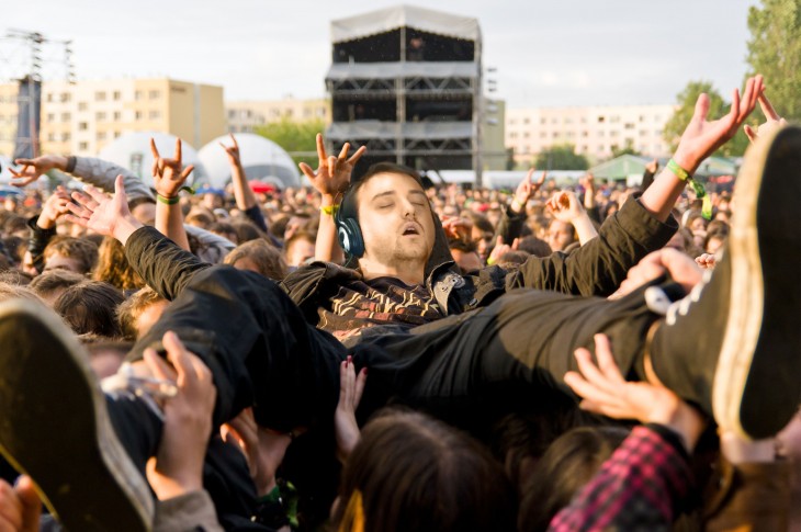 Se quedó dormido y lo mandaron a un concierto de rock en Reddit