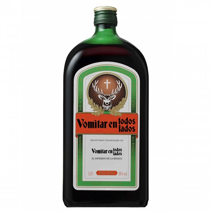 Botella de Jägermeister con una etiqueta honesta que dice vomitar en todos lados 