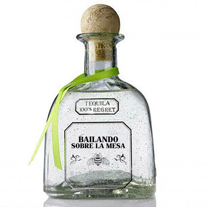 Botella de tequila con una frase honesta sobre su etiqueta que dice "bailando sobre la mesa" 