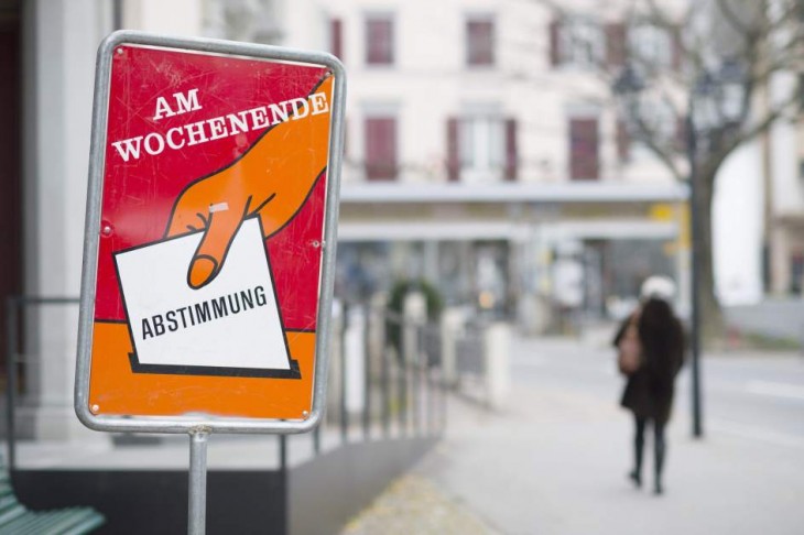 señalamiento en las calles de Suiza con una mano dando su voto