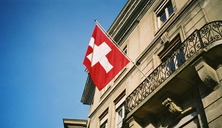 Bandera de Suiza afuera de un banco 