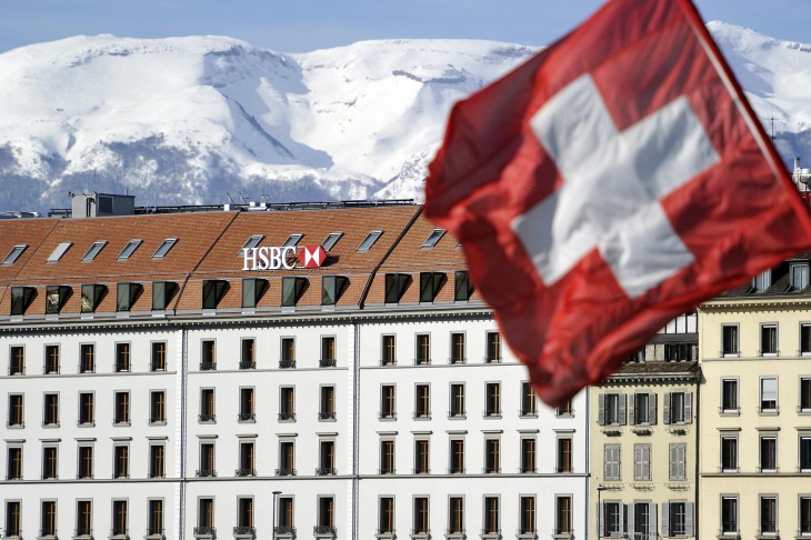 Bandera Suiza cerca de un edificio de HSBC 