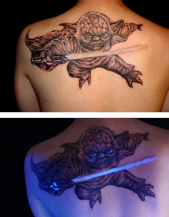 Tatuaje ultravioleta con el diseño de Yoda de Star Wars 