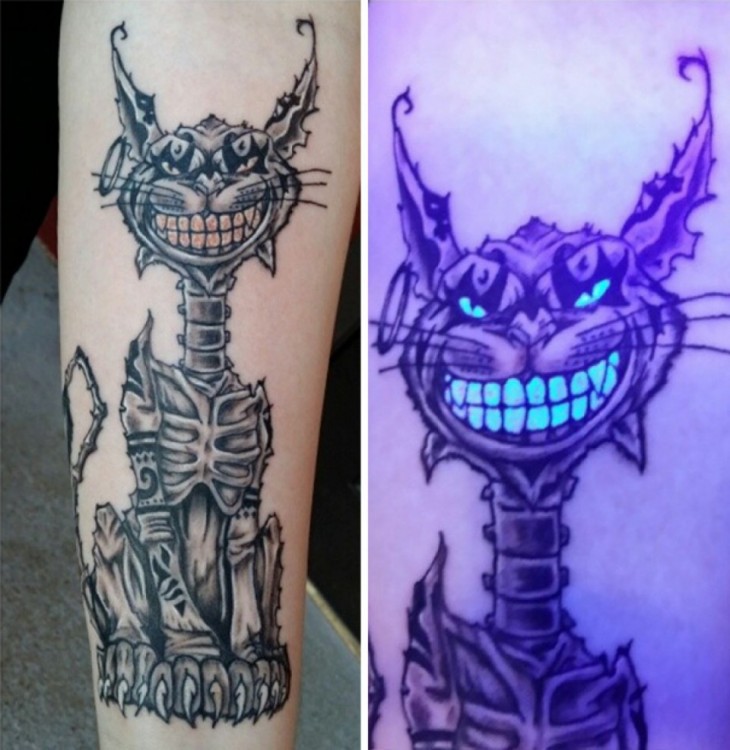 tatuaje ultravioleta que brilla bajo la luz negra con el diseño de un gato esqueletico sonriente 